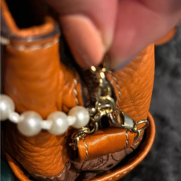 FINALPRIZEš„Fossil Colorful Patchwork Leather Shoulder Bag has chain with pearls - Picture 3 of 15